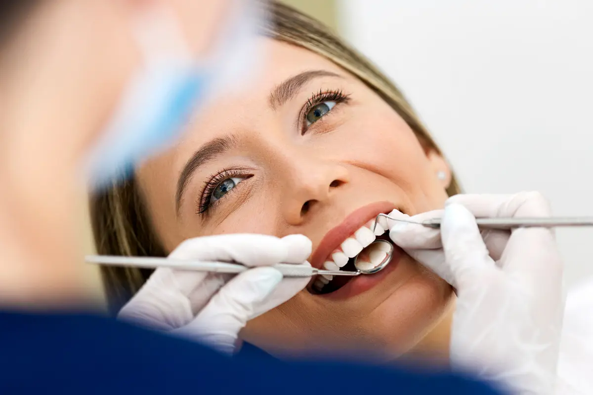 Paciente recibiendo una atención dental respetuosa y cercana