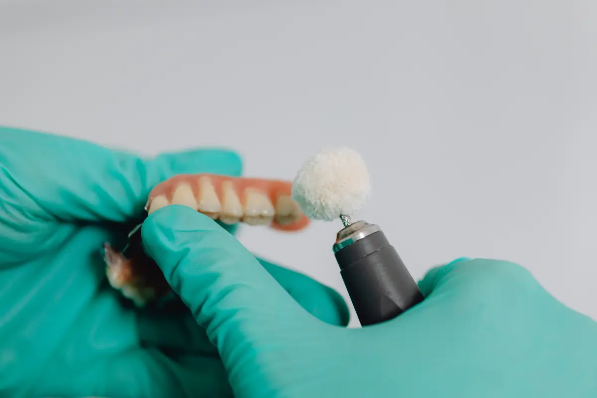 Limpieza y cuidados de una prótesis dental removible