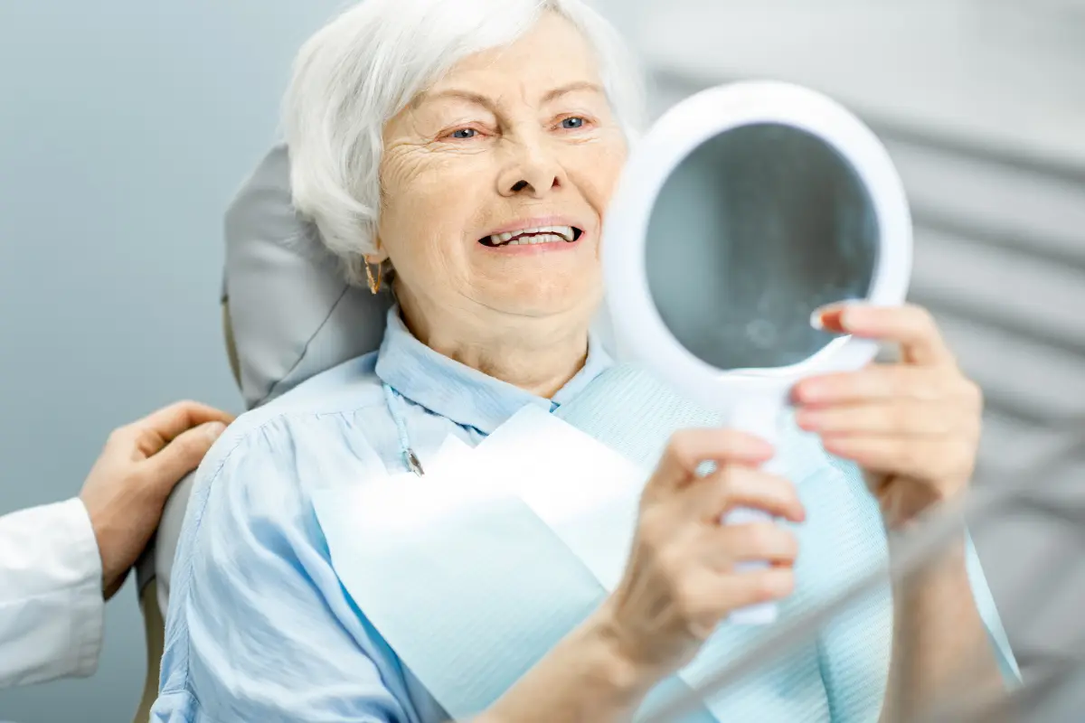 Paciente mayor con una radiografía dental durante una consulta adaptada