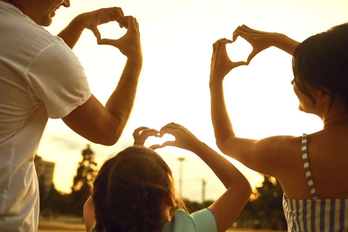 Manos formando un corazón como símbolo de apoyo y atención personalizada