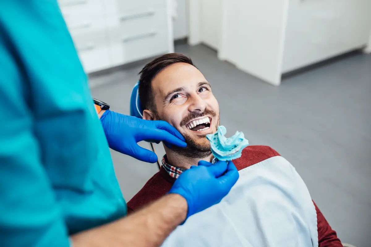Odontólogo explicando una prótesis dental recomendada