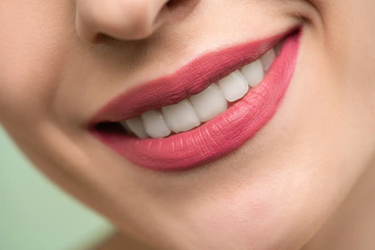 Prótesis dental removible sostenida por una paciente