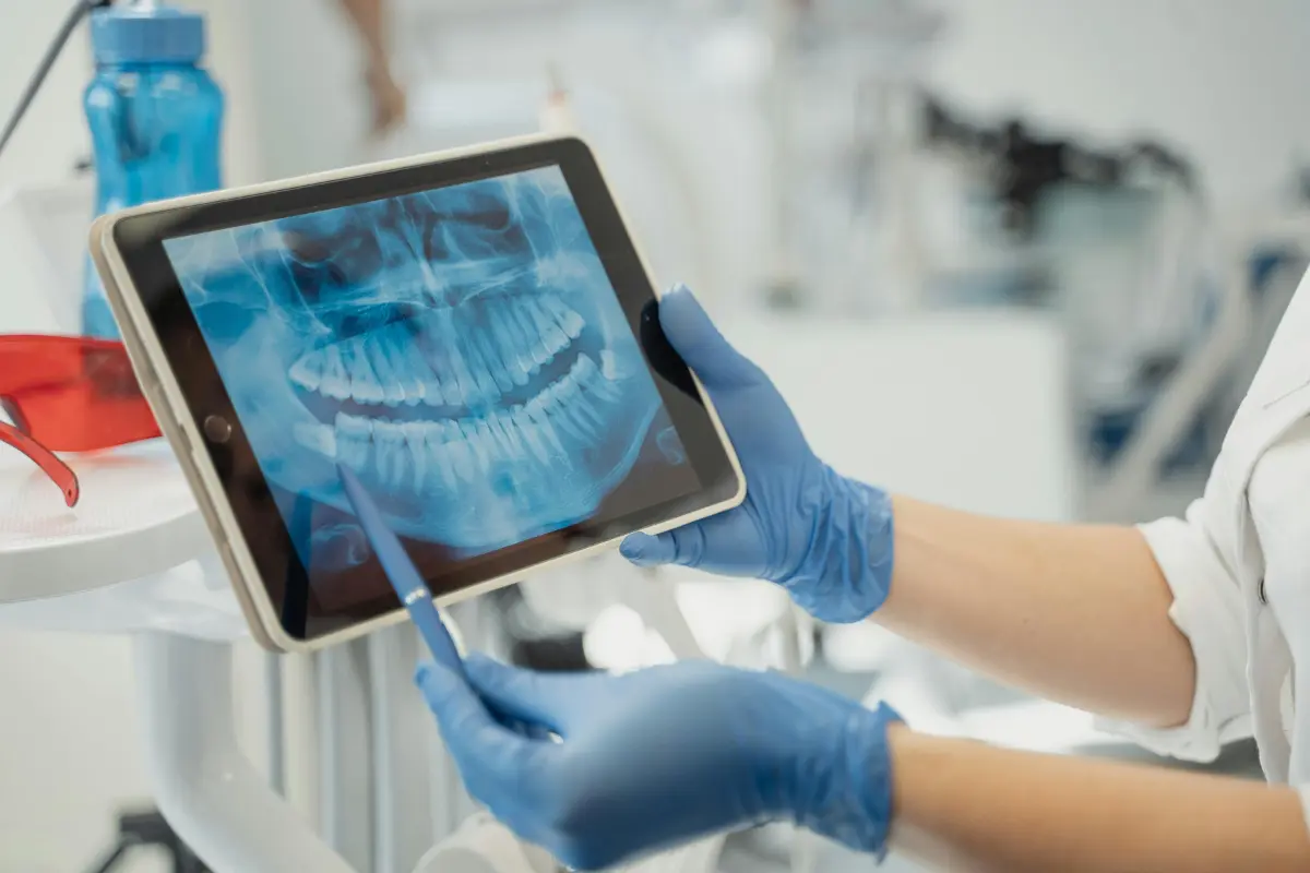 Odontóloga revisando radiografías intraorales digitales