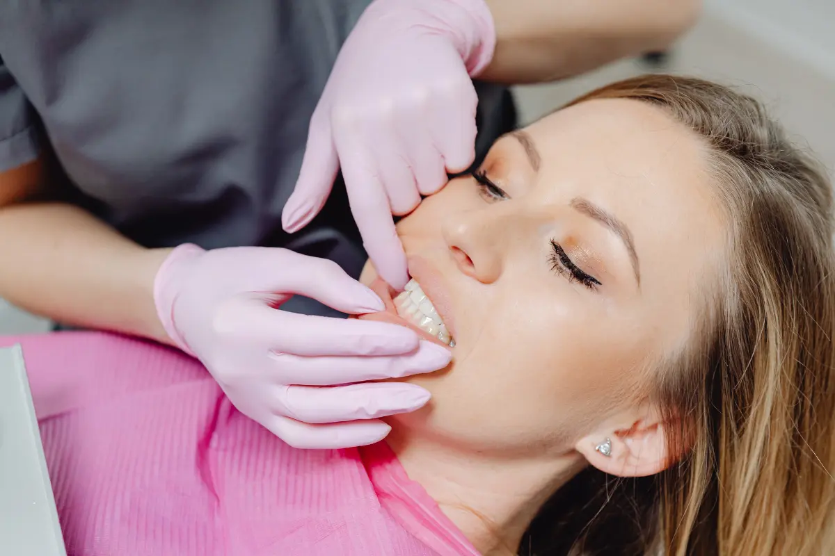 Odontóloga realizando una revisión dental a una paciente