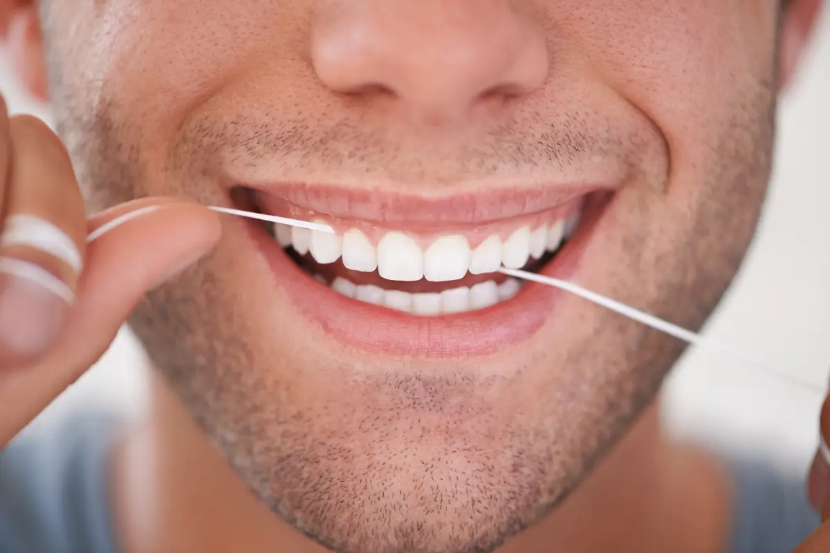 Uso de seda dental para mantener una buena salud bucodental