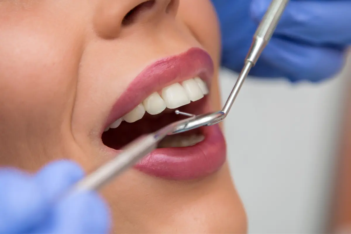 Odontóloga realizando un tratamiento dental a una paciente